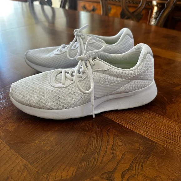 Like new! Nike white sneakers Size 8 - Picture 6 of 6